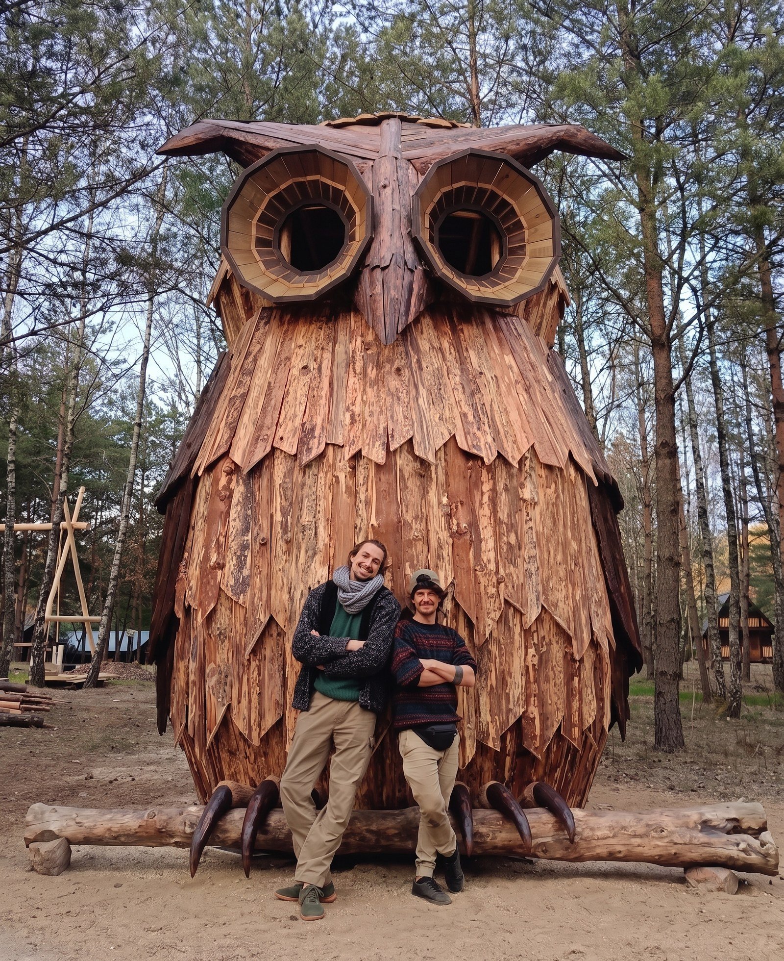 Adam przy rzeźbie sowy z drewna — ForRest Carpentry